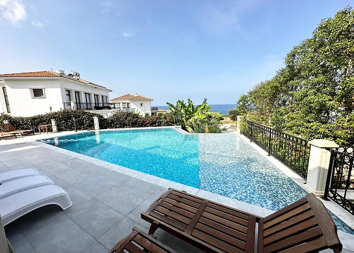 別荘 Carrington Holidays キレニア