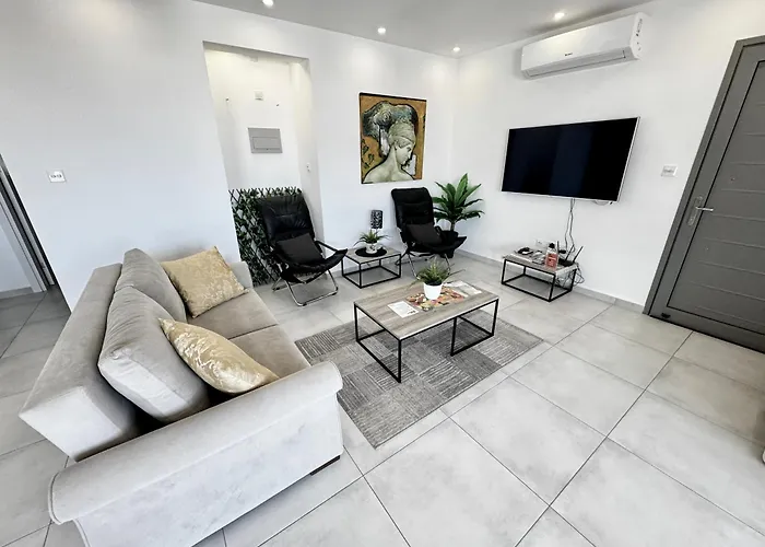 Carrington Holidays キレニア