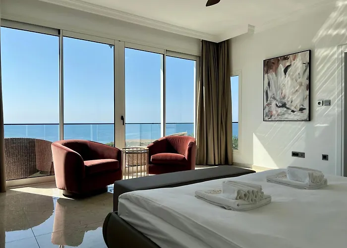 Carrington Holidays キレニア