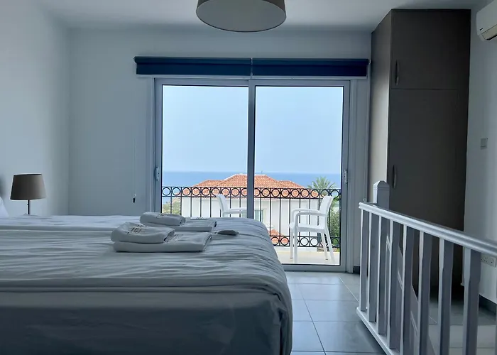 別荘 Carrington Holidays キレニア